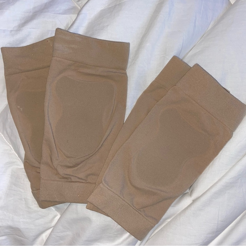 ☃️ 2 pair nude ankle compression sleeves with gel support.  Like new.